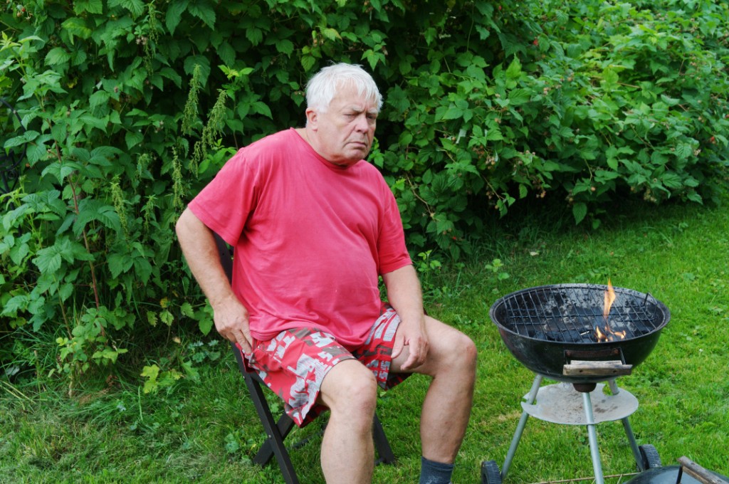 _DSC7363.JPG - Farfar Pekka ler och grillar