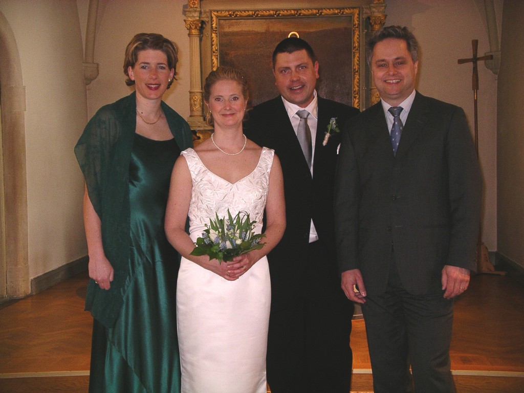 IMGP2877_2.jpg - Cillas och Chris bröllop. Brevid står Linda och LG.