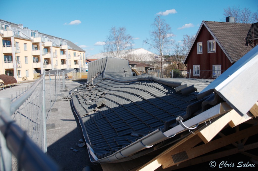 _DSC4378.JPG - Garagelänga på Engelbrekts Väg. Under ligger tre bilar.