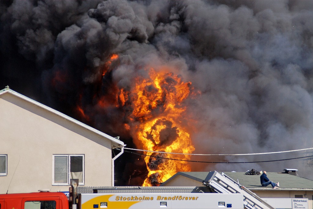 _DSC7871.JPG - Brand i ett däckslager på industrivägen Sollentuna. 2008-04-05
