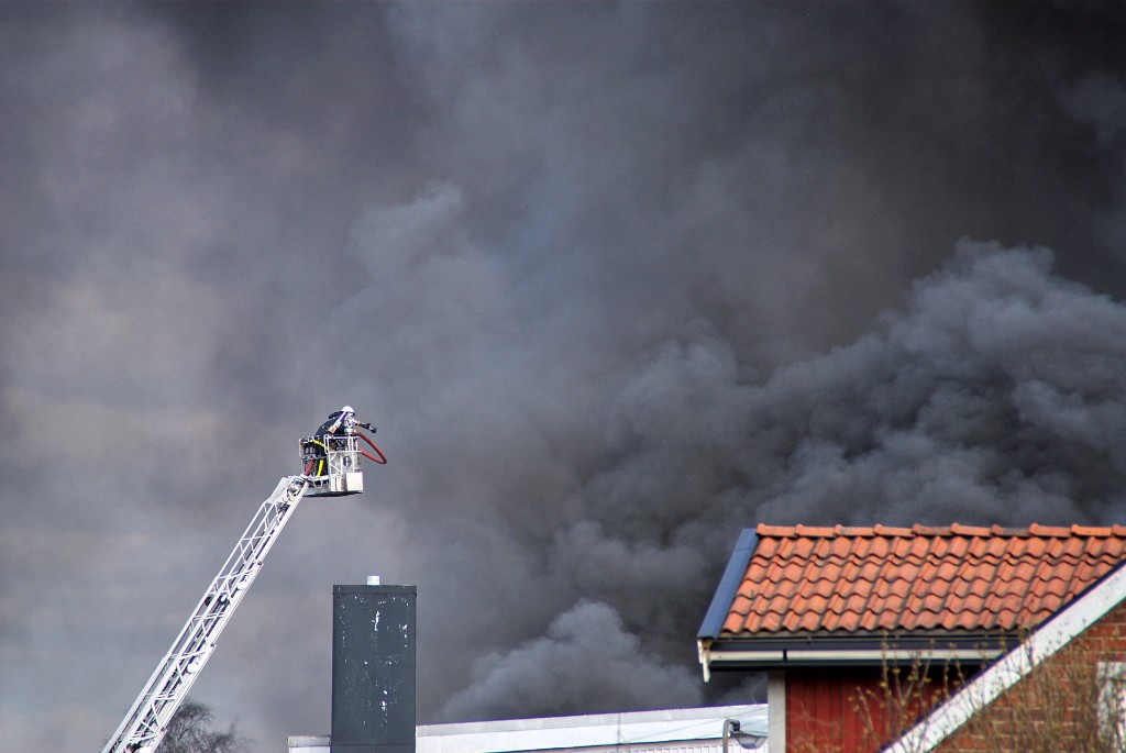 _DSC8033.JPG - Brand i ett däckslager på industrivägen Sollentuna. 2008-04-05