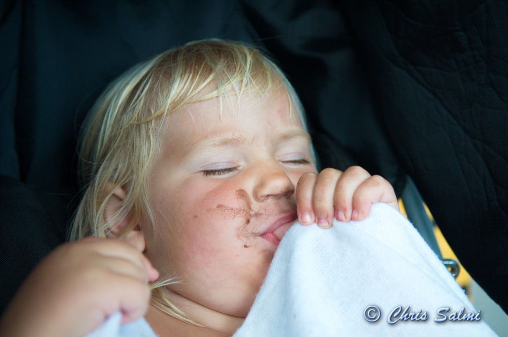 _DSC7368.JPG - Fotosession. Barnen på altanen i Spännarhyttan. Här stilstudie av Alice gos med filt och tumme.