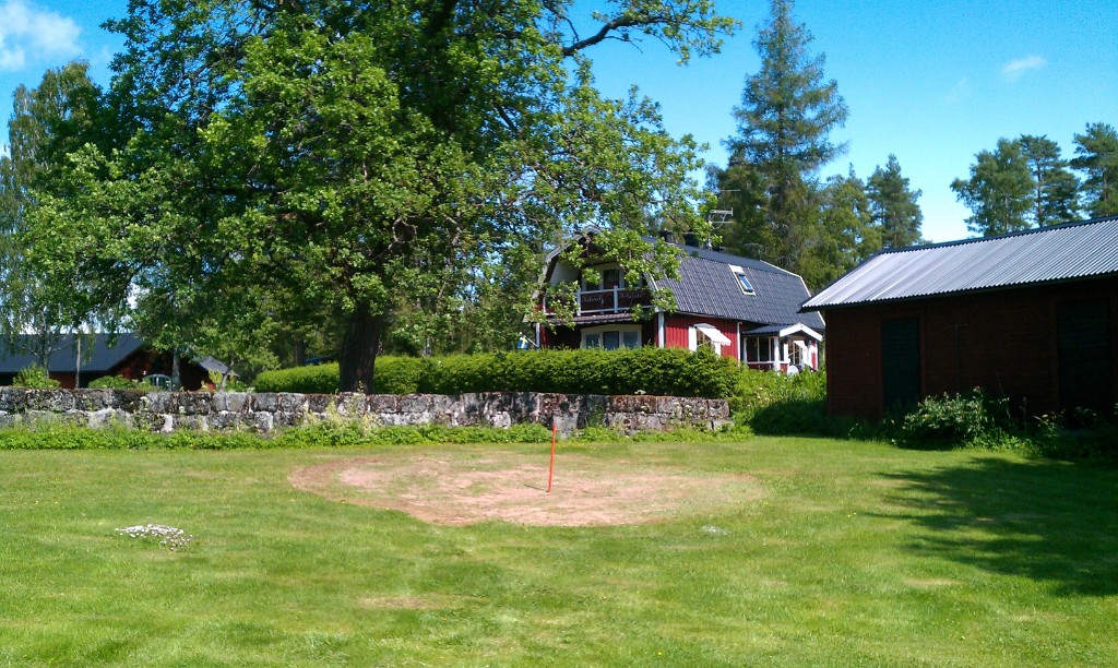 IMAG0561.jpg - Korta hålet. Blev aldrig bra. Började växa någon sorts blad istället för gräs