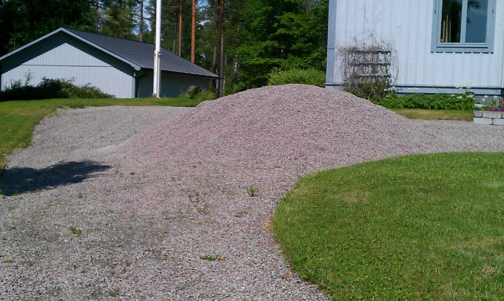IMAG0564.jpg - Vaknade av att en stor lastbil tömde ett lass grus på rundeln. Drygt att kärra ut.