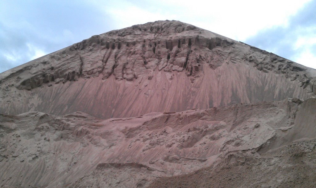 IMAG0570.jpg - Hämtar mer sand