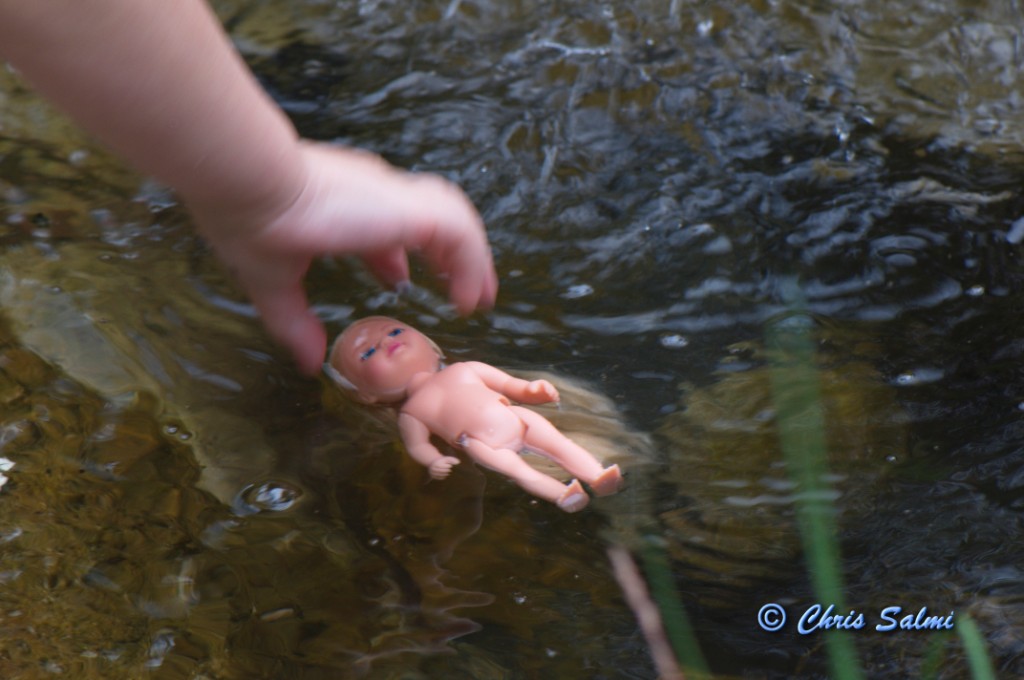 _DSC7082.JPG - Alice badar dockan i Sten och Anns damm