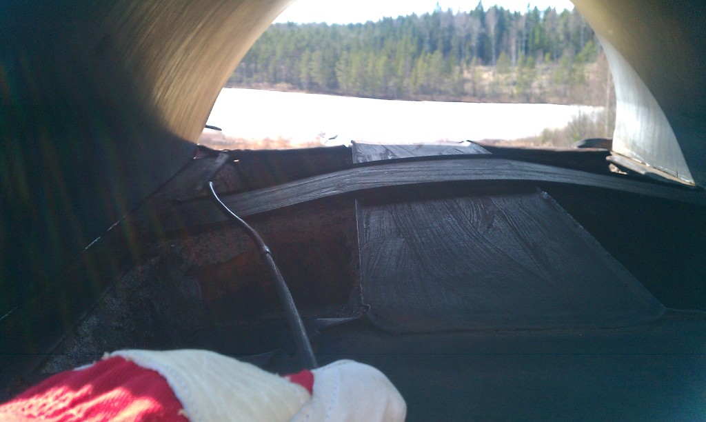 IMAG0101.jpg - Det hade fastnat något i skorstenen som krafsade väldigt. Sotaren kom dit och kontaterade en uggla. Här står jag och manövrerar kameran