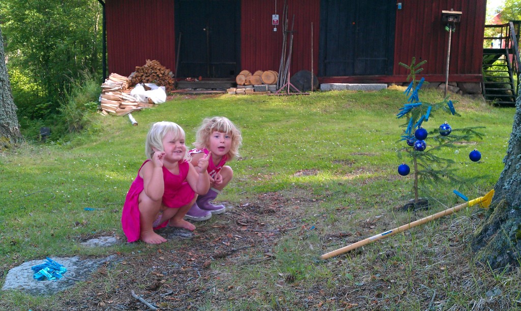 IMAG0810.jpg - Tokiga ungar - en julgran i juli..