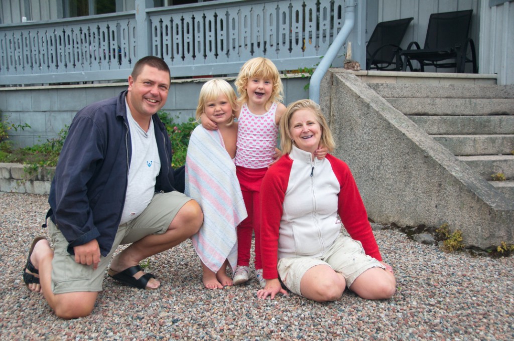 _DSC8392.JPG - Familjen Salmi framför Spännarhyttan