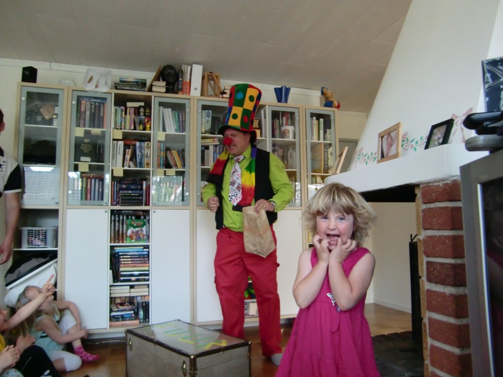 CIMG2875.JPG - Trolleri på Alice födelsedag. Agnes lyckade sätta en boll på näsan på Filur... hm