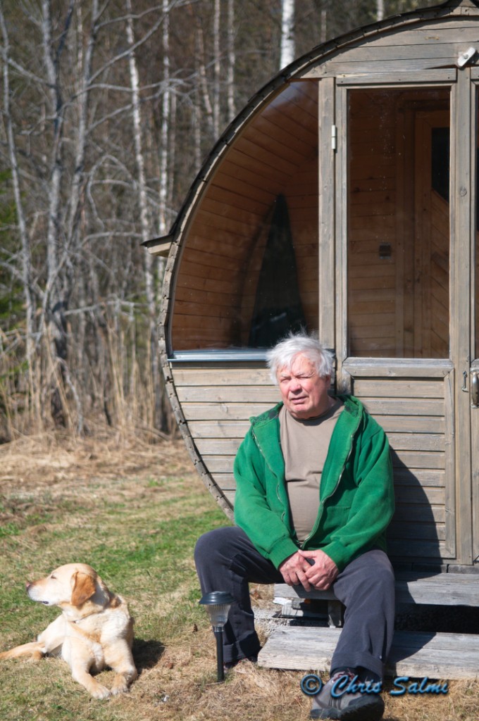 _DSC4451.JPG - Hunden Elsa och pappa Pekka på bastutrappan
