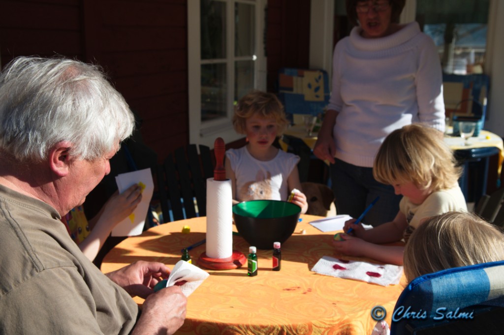 _DSC4820.JPG - Farfar är ansvarig för aktiviteten äggmålning
