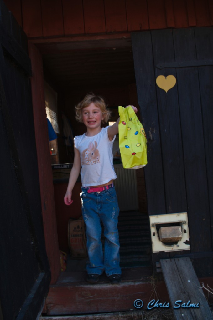 _DSC4878.JPG - Ines håller stolt upp fångsten