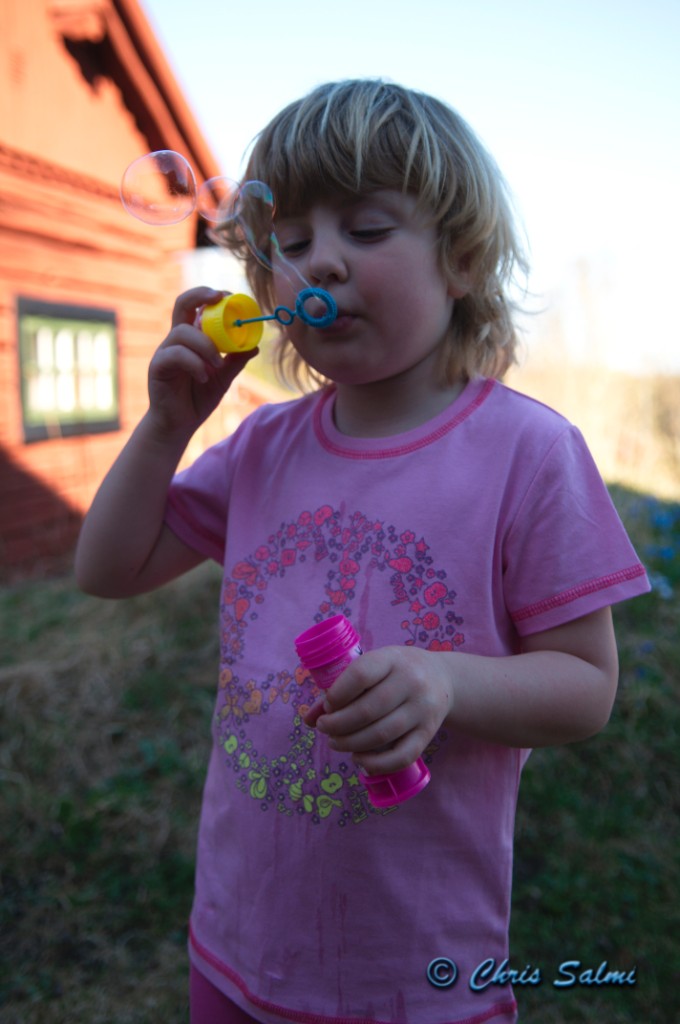 _DSC4976.JPG - Efter bara några minuter var det slut på såpbubblor. Inte för Agnes - den som spar hon har.