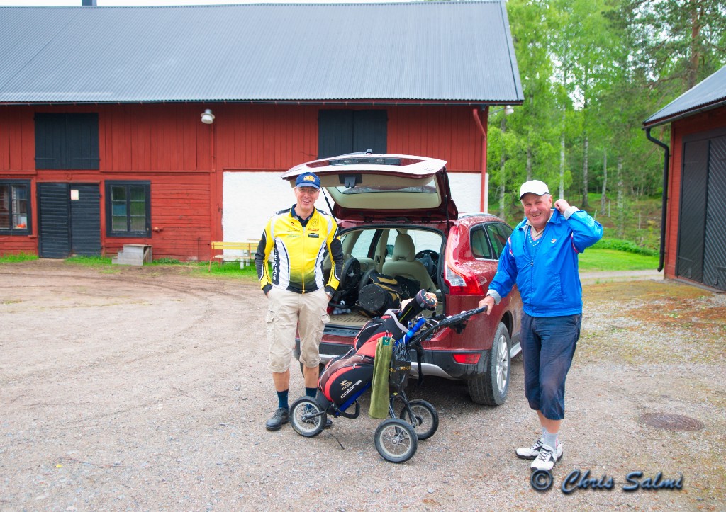_DSC6056.JPG - Tandläkare och städ VD på väg mot greenerna