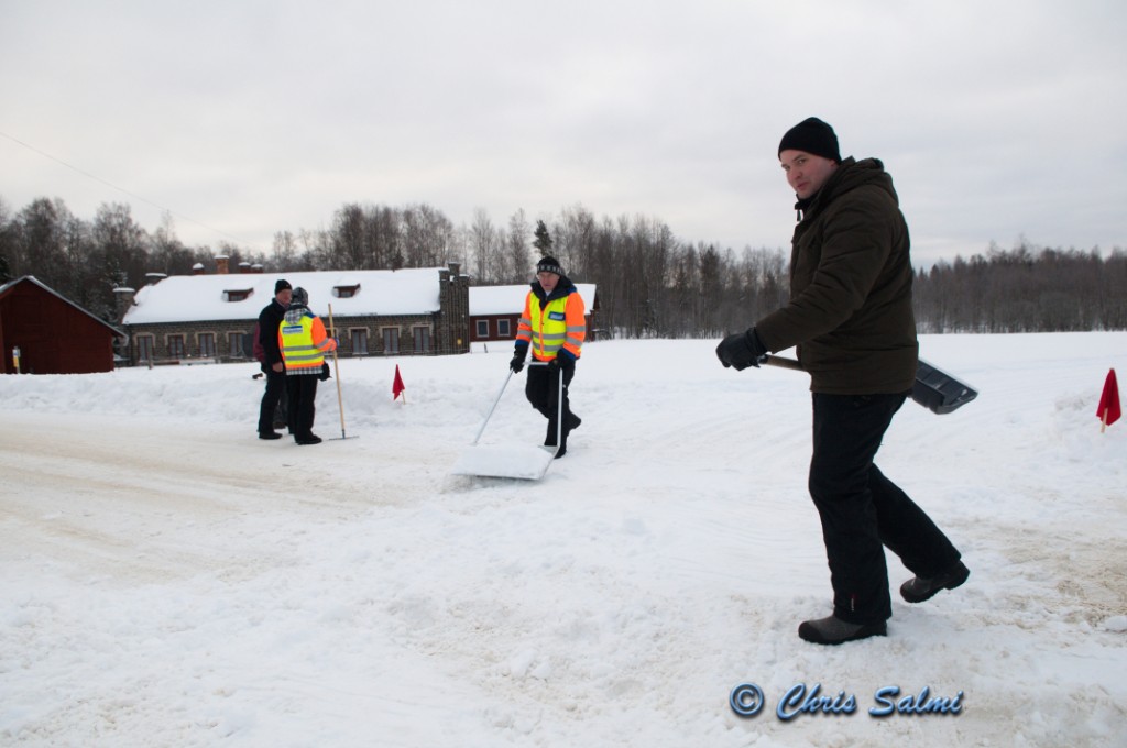 _DSC3457.JPG - Micke hjälper till att fylla bilspåren över vägen