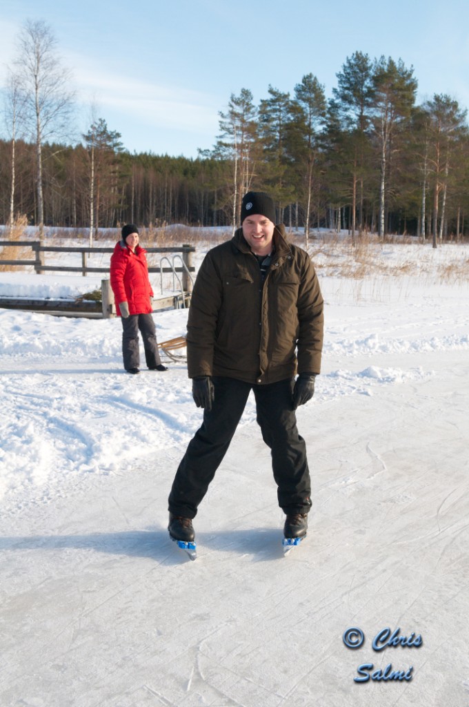 _DSC3240.JPG - Micke provar Chris långfärdsskridskor